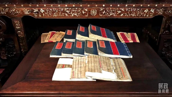 △日昇昌票号博物馆中展出的汇票和账本。（总台央视记者许永松拍摄）