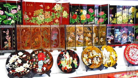 △平遥推光漆器以手掌推出光泽而得名。（总台央视记者曹亚星拍摄）