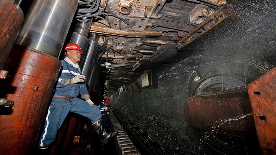 △2021年7月，山西中阳县鑫岩煤矿，工人在井下工作面巡检作业。（图/IC photo）