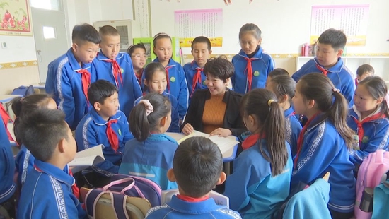 娜仁图雅正在给乌拉特前旗蒙古族小学的孩子们讲述民族团结的感人故事。（马欣摄）