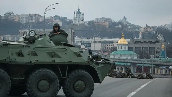 乌克兰军队守卫首都基辅重要区域。图源：GJ