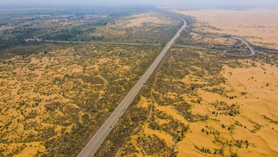 ↑这是治理后的内蒙古库布其沙漠景色（无人机照片，2021年7月22日摄）。