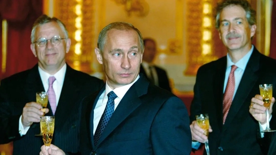 · 2005年，时任美国驻俄大使伯恩斯（右）与普京（中）一同出席晚宴。