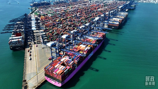 △2022年2月，深圳盐田港，大型集装箱船在港口装卸货物。（图/视觉中国）