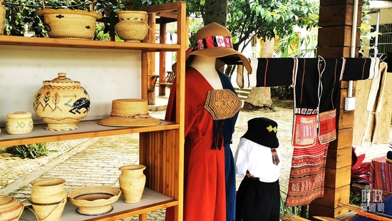 △具有黎族特色的黎锦、藤编等手工艺制品。（总台央视记者钟锐拍摄）