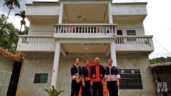 △王柏和、王菊茹夫妇与女儿王少珍、王少珠在家门前合影。（总台央视记者李晓周拍摄）