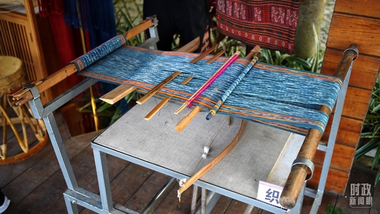 △黎锦“织”的工艺。（总台央广记者潘毅拍摄）