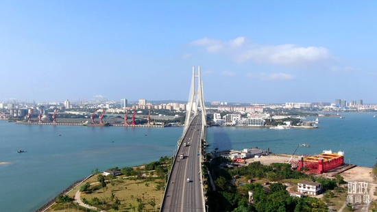 △俯瞰洋浦经济开发区。（总台记者叶飞提供）