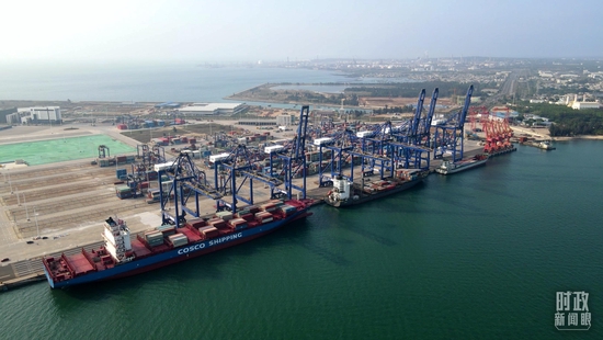 △洋浦港口。（总台记者叶飞拍摄）