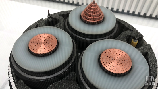 △展示馆内展出的“海底光电复合缆”，用于海洋能源互联，比如海上风电集电及输出。（总台央视记者许永松拍摄）