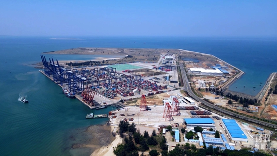 △俯瞰洋浦港口。（总台记者叶飞拍摄）