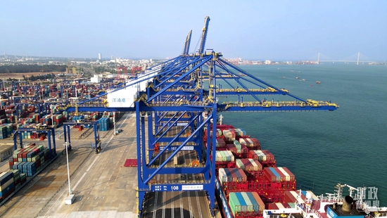 △洋浦国际集装箱码头小铲滩港区。（总台央视记者彭汉明拍摄）