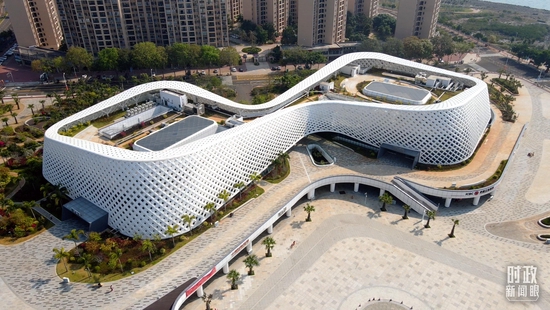  △俯瞰洋浦展示馆。（总台记者叶飞拍摄）