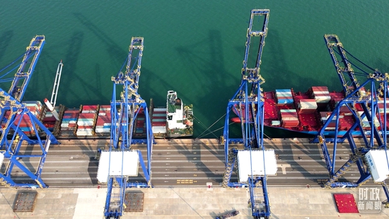 △洋浦国际集装箱码头小铲滩港区。（总台记者叶飞拍摄）