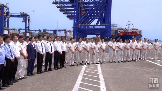 △这是当天在小铲滩港区的现场作业人员、挂职干部代表等。（总台央视记者马超拍摄）