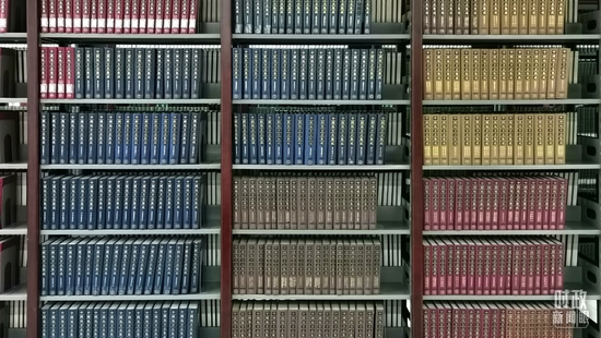 △图书馆收藏的地方志展示，目前共计5441部。（总台央视记者杨波拍摄）