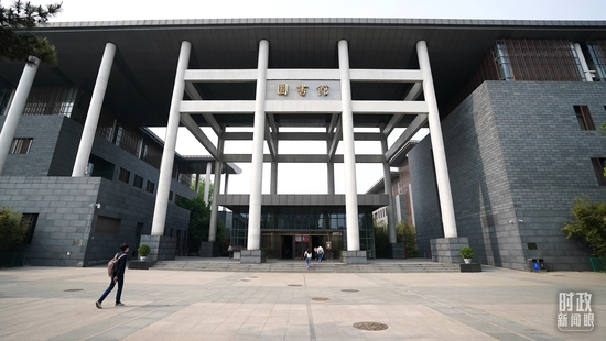 △中国人民大学图书馆。（总台国广记者李晋拍摄）