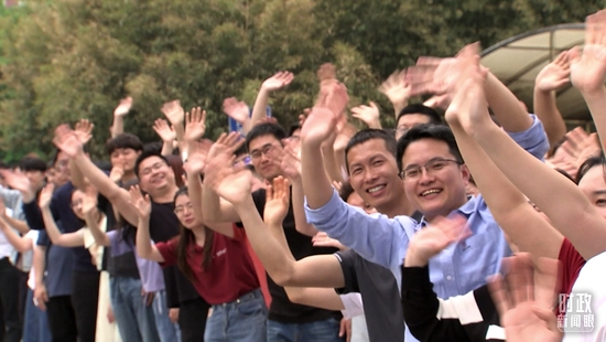 △人民大学学子们欢送习近平总书记。（总台央视记者段德文、李辉拍摄）