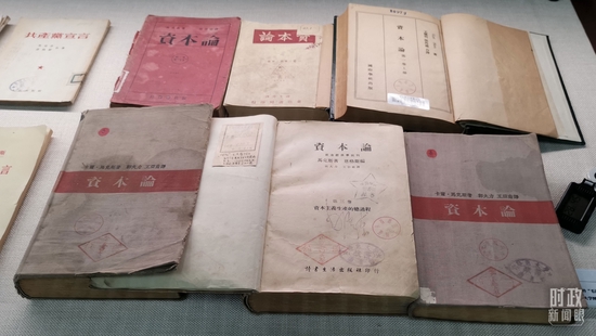 △人民大学珍藏着多个译本的《资本论》。（总台央视记者王萌萌拍摄）