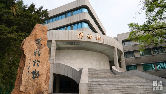  △校史展设立在学校博物馆内。（总台央视记者彭汉明拍摄）