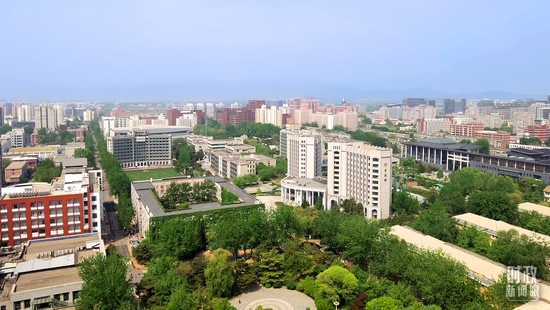  △俯瞰中国人民大学校园。（总台央视记者郭鸿拍摄）