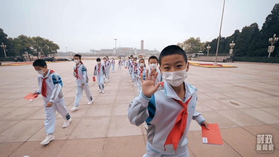 △北京市中小学生代表走入会场。（总台央视记者 彭汉明拍摄）