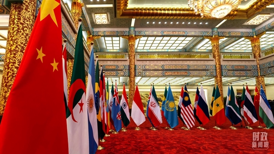 △金色大厅内，摆放着与会的18个国家的国旗。（总台央视记者石丞拍摄）