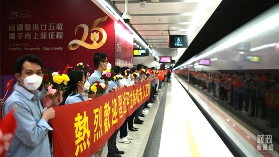 △站台上迎接习近平主席一行的欢迎人群。（总台央视记者王哈男拍摄）