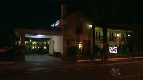 　· 克鲁赞在一个旅馆里杀死了霍华德。（视频截图）