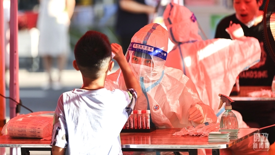 △2022年7月，江苏连云港，市民在社区做核酸检测。（图/视觉中国）