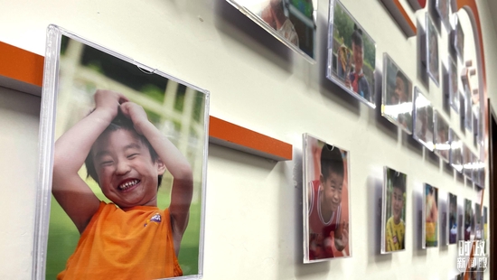  △牡丹社区的照片墙。（总台央视记者李炜拍摄）