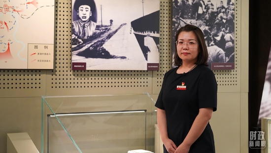  △这是梁士英烈士的孙女梁丹丹，现在是辽沈战役纪念馆的一名讲解员。（总台央广记者潘毅拍摄）