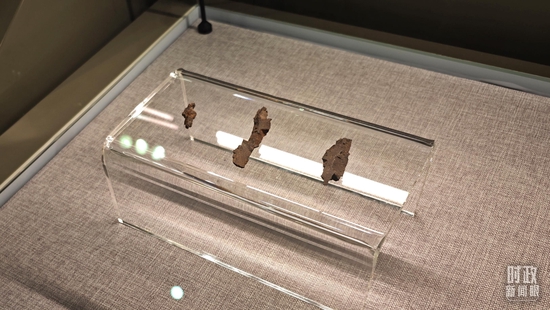 △辽沈战役纪念馆展出，第2纵队第5师第15团8连战士梁士英舍身炸地堡留下的爆破筒残片。（总台央广记者潘毅拍摄）