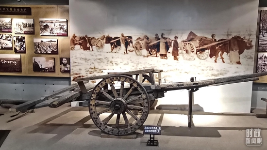 △辽沈战役纪念馆展出，黑龙江省兰西县人民送粮用的轱辘大车。（总台央视记者范凯拍摄）