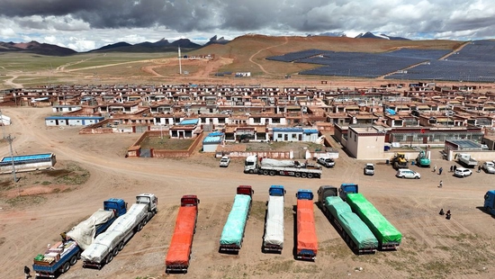 在西藏那曲市双湖县多玛乡仲鲁玛村，运输家具的货车整装待发（2022年7月13日摄，无人机照片）。新华社记者 晋美多吉 摄