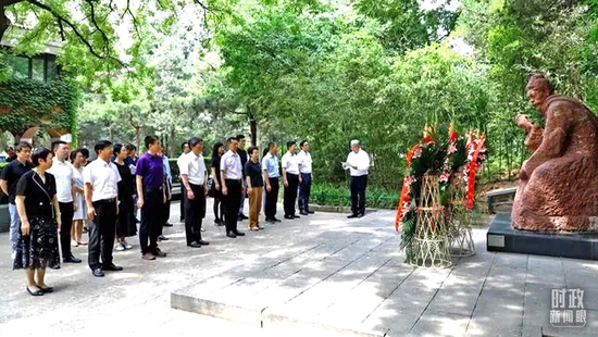 △2022年7月，民盟中央在清华大学开展主题教育活动，这是向闻一多先生雕像敬献花篮。（资料图）