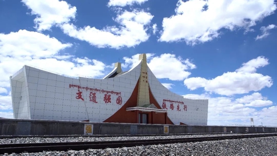 唐古拉站海拔5068米,"山"字形站房造型的唐古拉站像是在雪域高原镶嵌