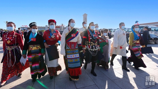  △正在步入会场的西藏代表团代表，左二是卓嘎，去年她获颁“七一勋章”。（总台央视记者魏帮军拍摄）