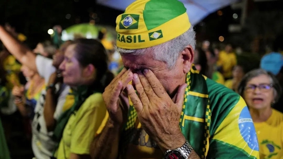 ·博索纳罗支持者伤心落泪。