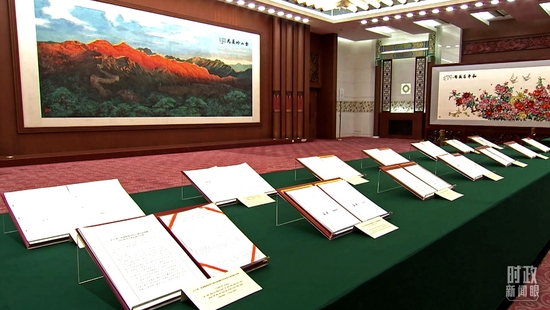 △人民大会堂内展示中越双方签署的合作文件。