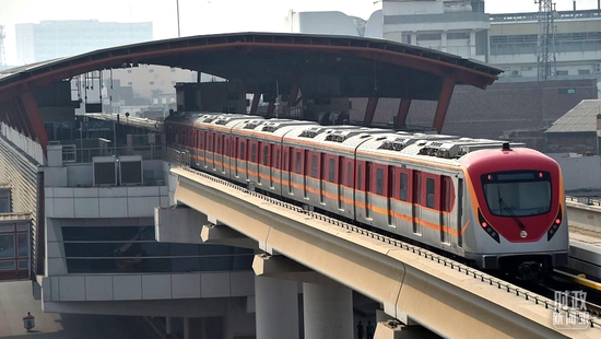 △2020年10月，中巴经济走廊首个大型轨道交通项目正式开通运营。（图/视觉中国）