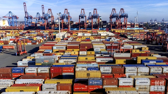 △2022年10月，来自中国等国的集装箱整齐堆放在德国汉堡港口。（图/视觉中国）