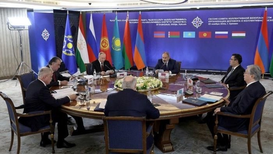 图为11月23日，普京出席集安组织峰会。图片来源：克宫网站视频截图。