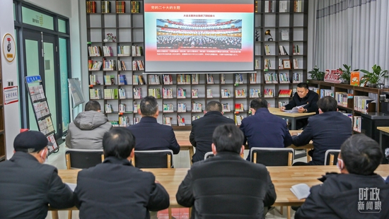 △2023年1月6日，江苏南通的一座农家书屋内，正在举办共读党的二十大相关书籍活动。（图/视觉中国）