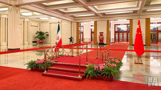 △习近平在人民大会堂北大厅举行仪式欢迎伊朗总统访华。（总台央视记者程铖拍摄）