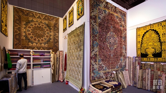  △2022年11月，在第五届进博会上展出的伊朗地毯。（图/视觉中国）