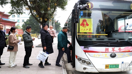 △2023年3月4日，贵州榕江县“拥军号”公交车开通，市民们正在刷卡上车。（图/视觉中国）