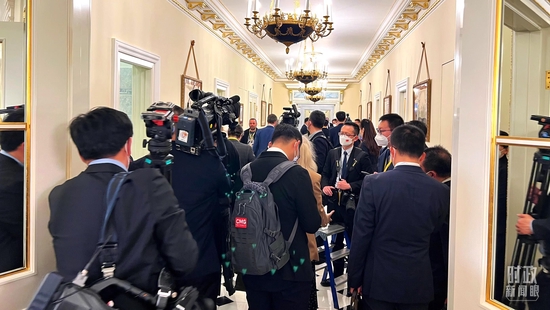  △等待进入会场的新闻记者挤满走廊。（总台央视记者程铖拍摄）