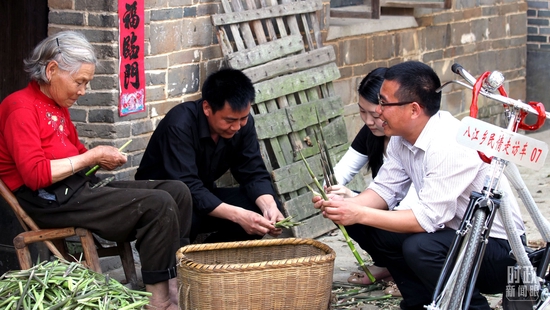 △江西省吉安市永丰县八江乡民情走访服务队在八江村村民家中开展民情走访活动。（图/视觉中国）