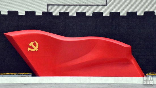  △中国共产党历史展览馆的大型雕塑《旗帜》。（图/视觉中国）